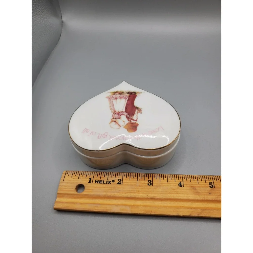 Vtg Holly Hobbie Heart Shaped Porcelain Trinket Box Love Is The Nicest Gift